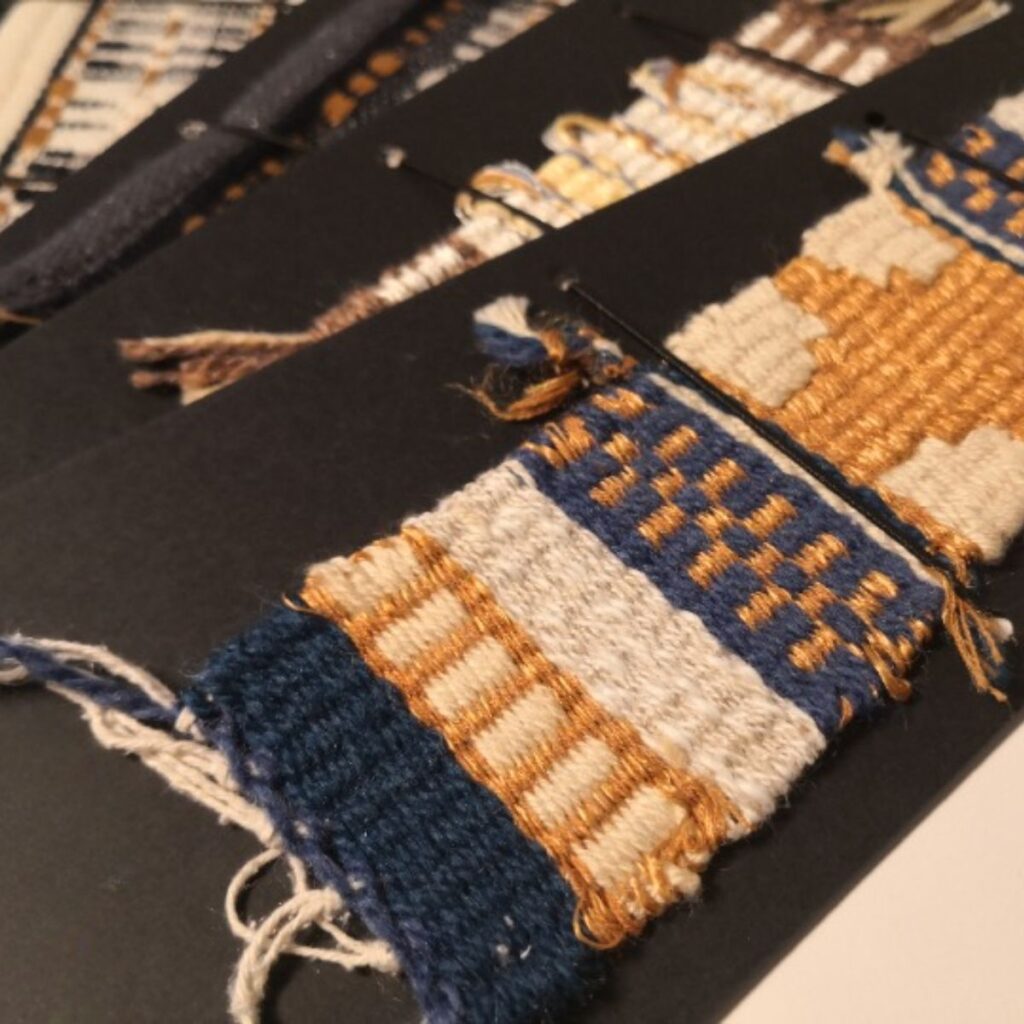 Handgewebte Lesezeichen von Wiedengold – feine textile Geschenke mit ruhiger, zeitgenössischer Gestaltung.