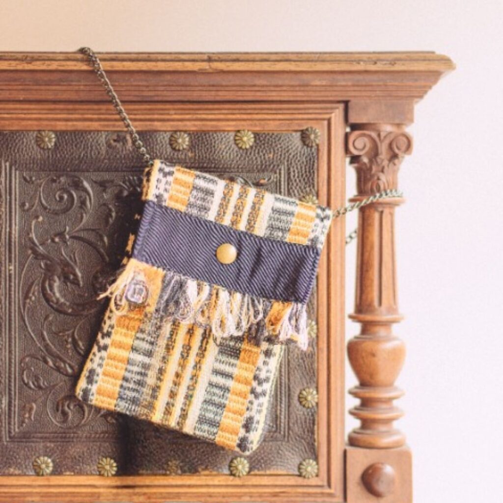 Handgewebte Umhängetasche von Wiedengold in warmen Erdtönen – ruhiger textiler Begleiter.