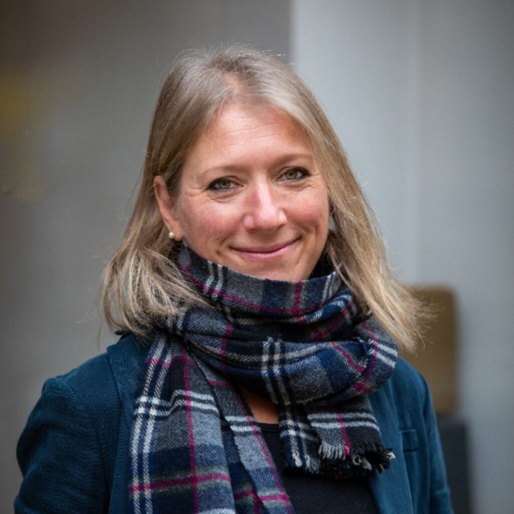 Porträt der Handweberin von Wiedengold im Atelier.