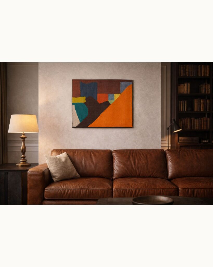 Handgewebte abstraktes Bildwirkerei von Wiedengold in Orange- und Brauntönen im Wohnraum.