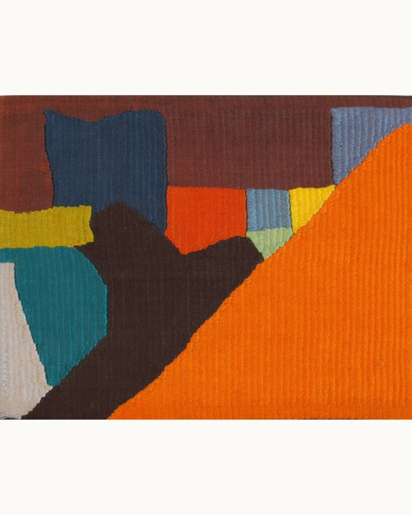 Detail einer handgewebten Bildwirkerei von Wiedengold mit abstrakten Formen in Orange, Braun, Blau und Gelb.
