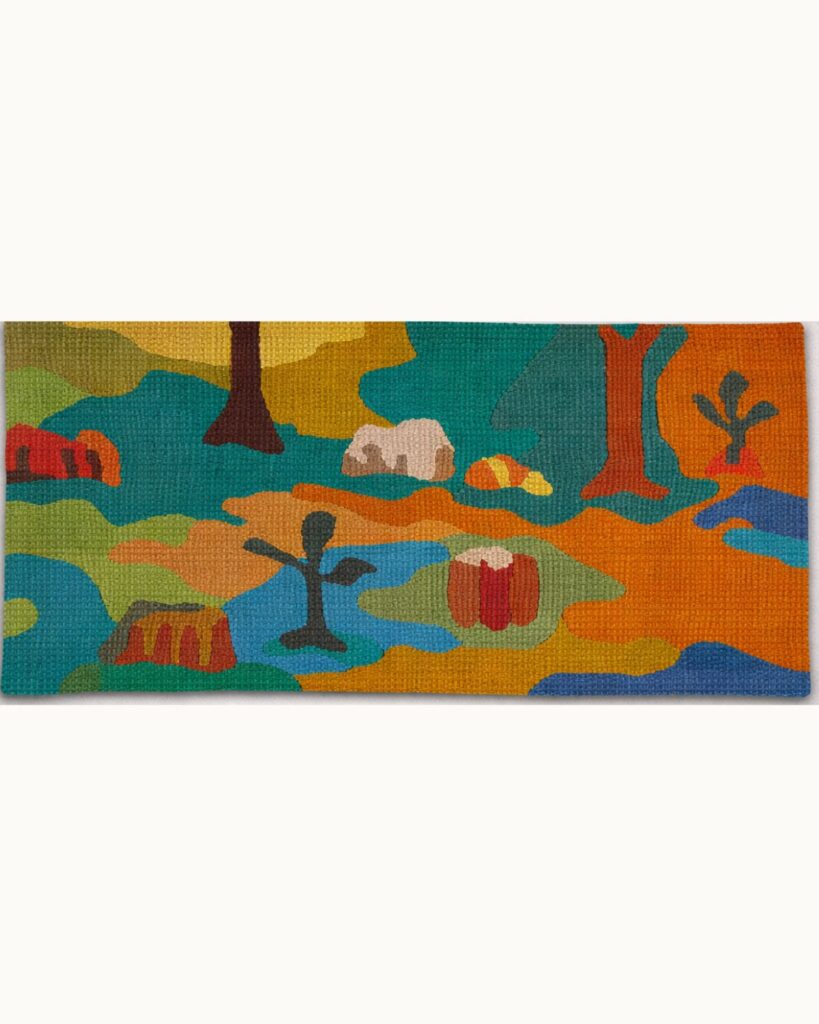 Detail einer handgewebten Bildwirkerei von Wiedengold mit stilisierter Landschaft in Grün, Blau, Orange und Gelb.