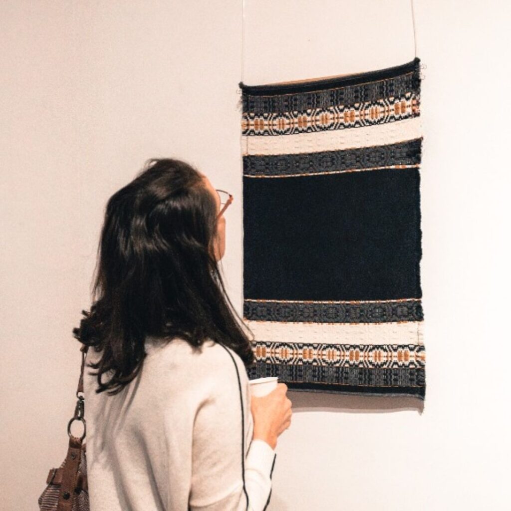 Handgewebter textiler Wandbehang von Wiedengold – autonome Textilkunst mit ruhiger Präsenz im Raum.