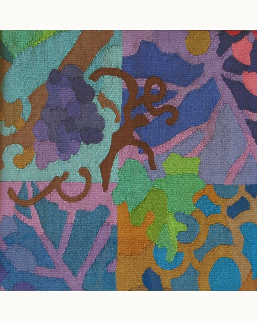 Detail einer handgewebten Bildwirkerei von Wiedengold mit abstrahierten floralen Formen.