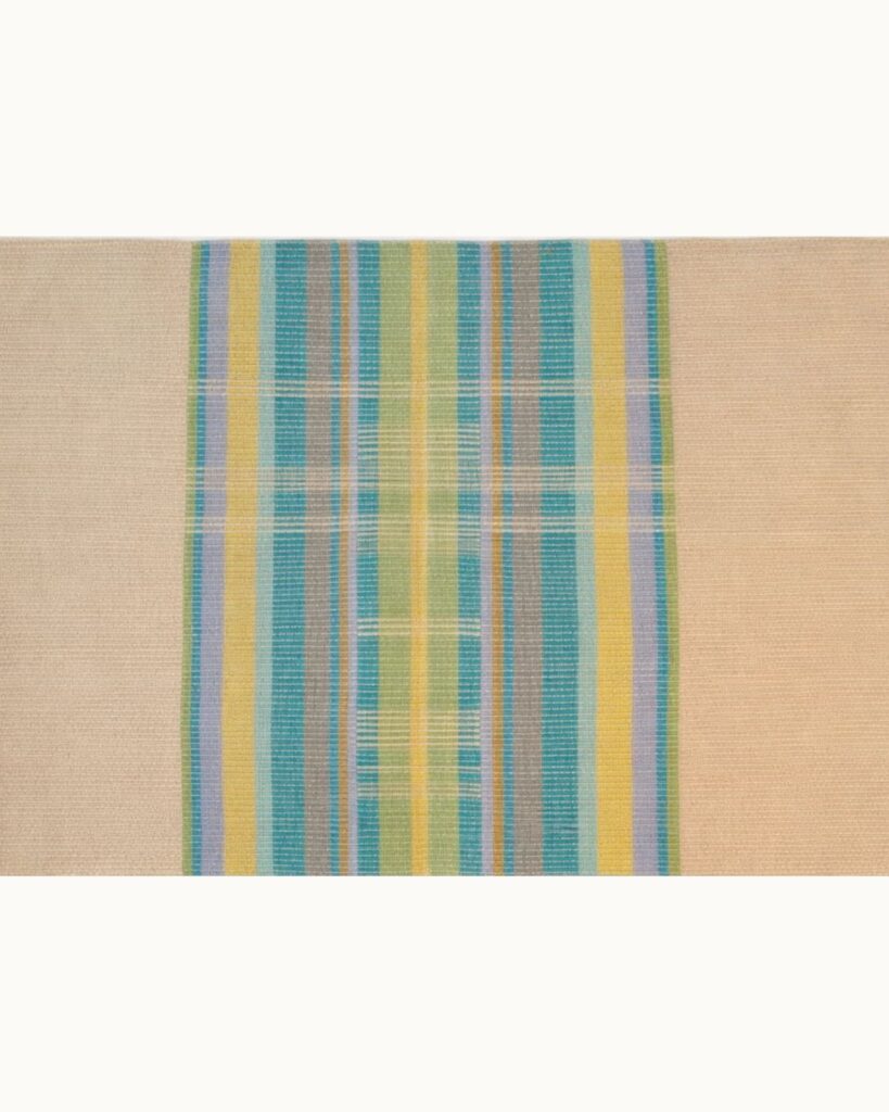 Detail eines handgewebten Wandbehangs von Wiedengold in Beige mit Streifen in Blau, Grün und Gelb.