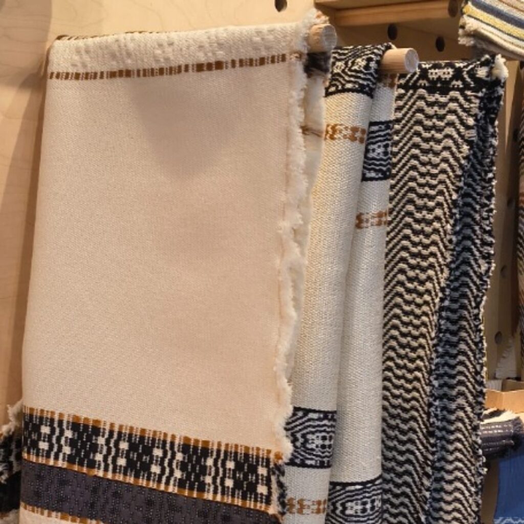 Handgewebte Tischläufer von Wiedengold in ruhiger Farb- und Strukturkomposition als Ausdruck zeitloser Tischkultur.