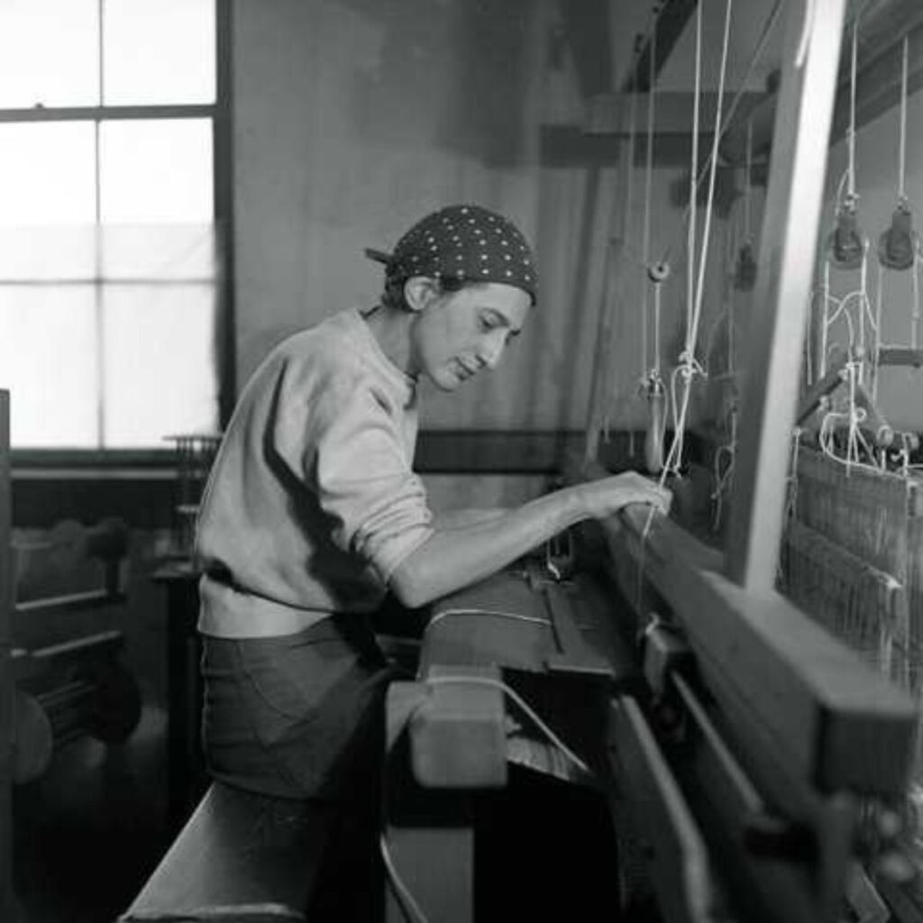 Anni Albers bei der Arbeit in ihrem Webatelier am Black Mountain College.