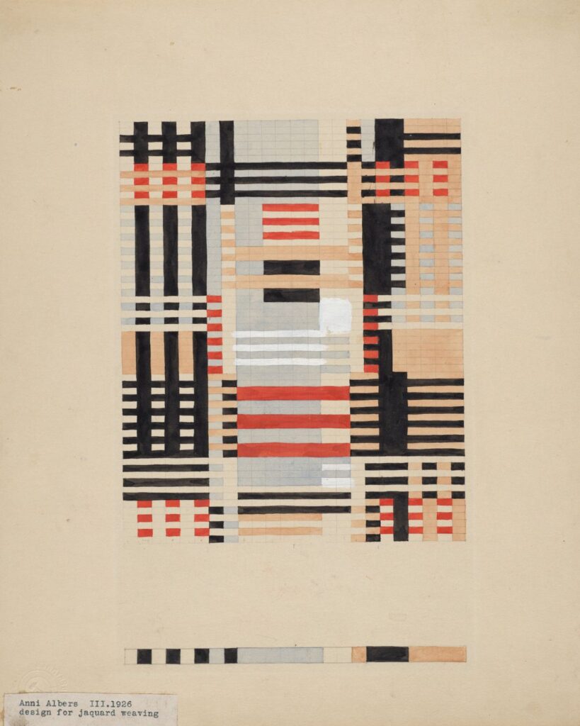 Geometrischer Entwurf von Anni Albers für ein Jacquardgewebe, 1926, mit schwarzen, roten und beigefarbenen Strukturfeldern auf Rastergrund.