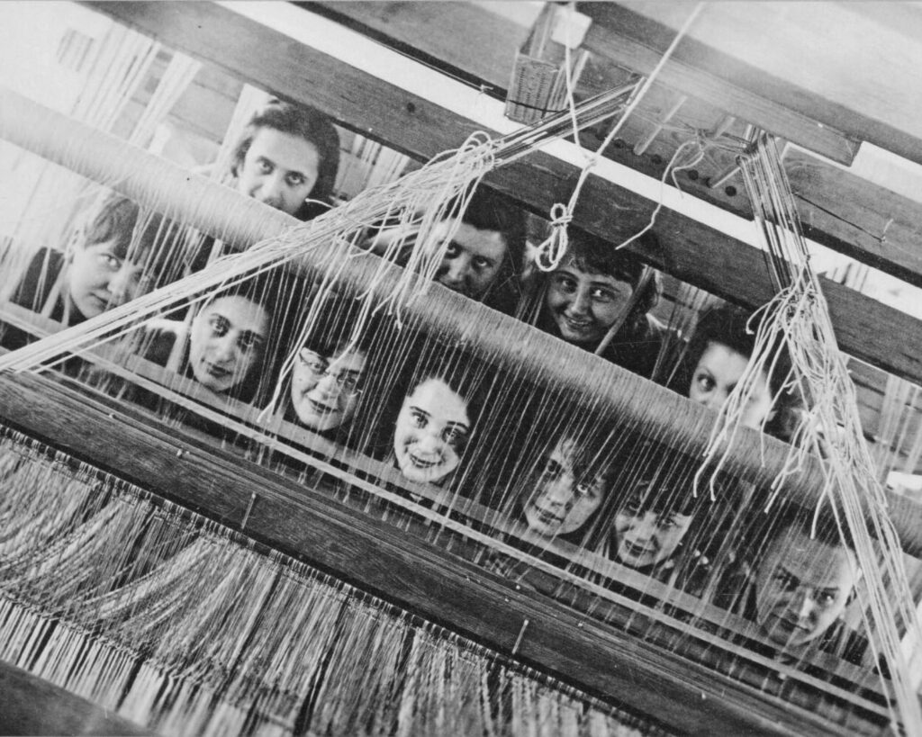 Gruppenporträt der Weberinnen in der Bauhaus-Webereiwerkstatt in Dessau.