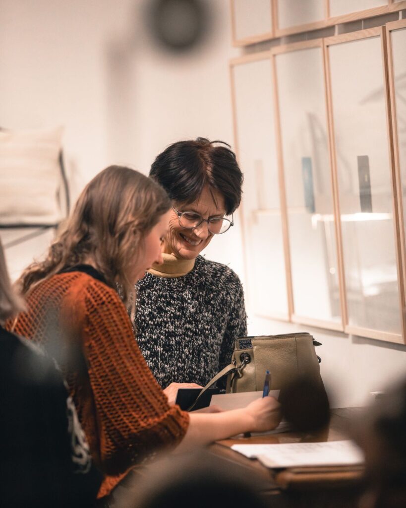 Eine der Künstlerinnen im Gespräch mit einer Besucherin bei einer Ausstellungseröffnung in der Neutorgasse in Graz.