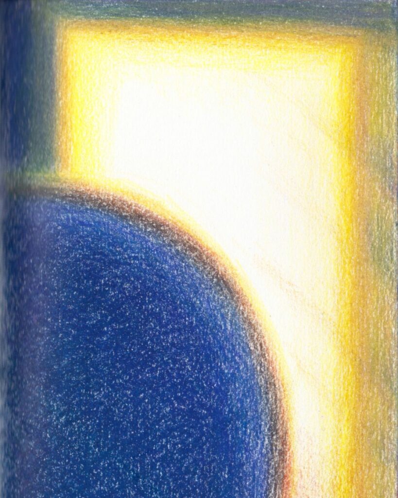 Bei der grafischen Arbeit handelt es sich um eine abstrakte Komposition mit tiefblauer Form und heller Lichtzone in Farbstift auf Papier.