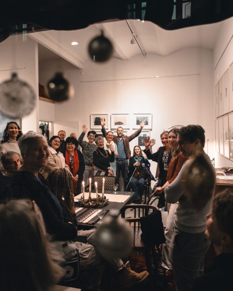 Vernissage des Pop-up Kunstmarkts 2025 in Graz mit Gästen und Livemusik