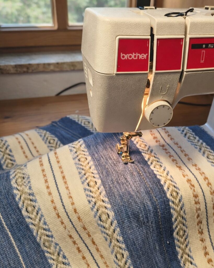 Verarbeitung eines handgewebten Stoffes an der Nähmaschine im Atelier Wiedengold.